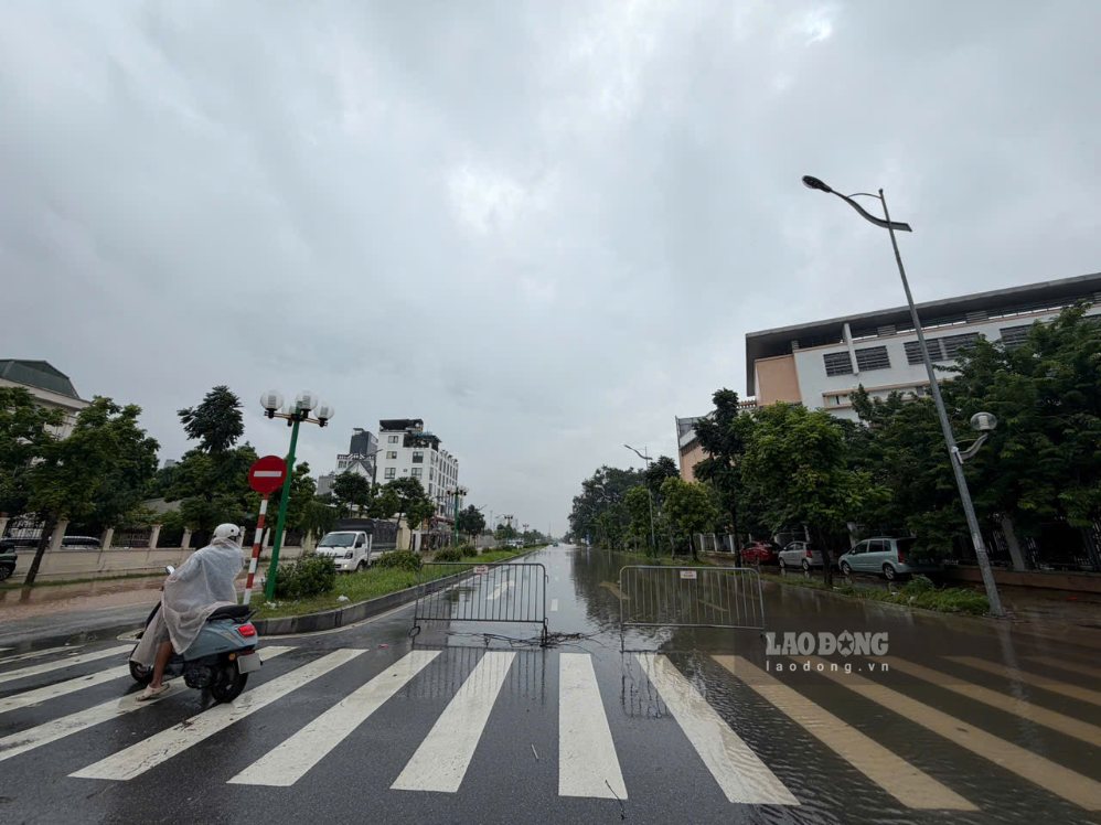 Lực lượng chức năng dựng barie hạn chế phương tiện qua lại điểm ngập úng (ảnh chụp lúc 9h ngày 15.9.2026). Ảnh: Hoài Anh