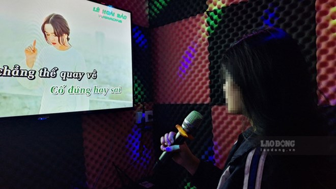 Bên trong những phòng karaoke mini 3m2 ở Hà Nội