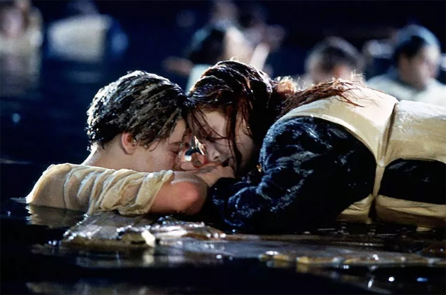 Cánh cửa tàu Titanic trong phim của James Cameron bán với giá 718.750 USD- Ảnh 1.