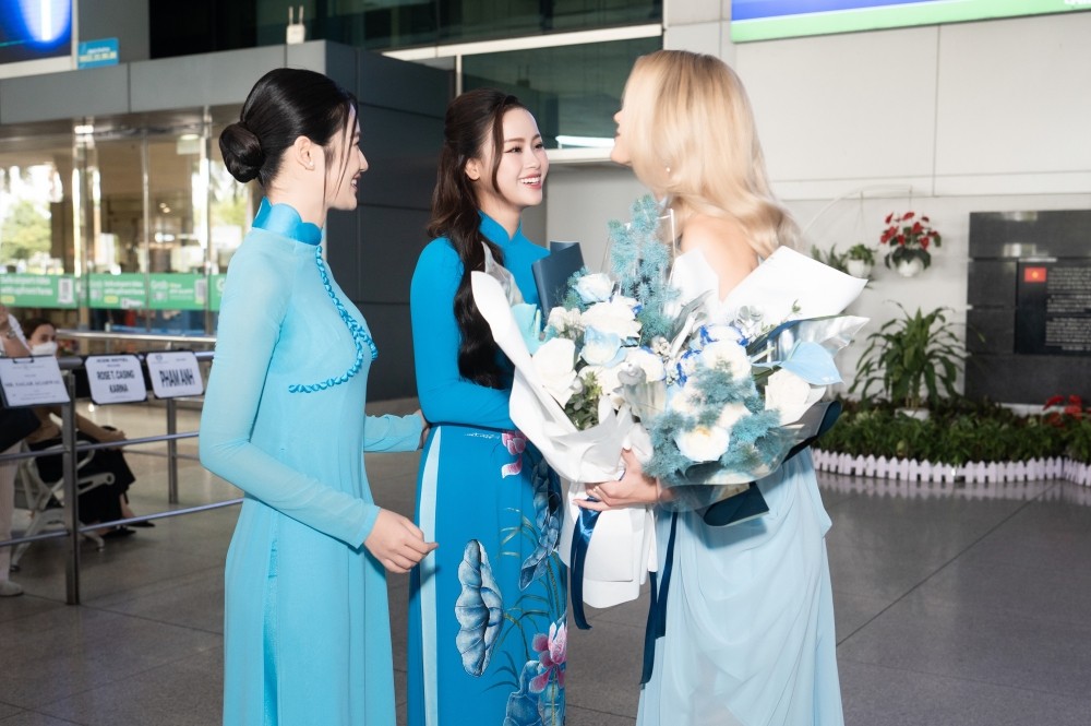 Nhan sắc tựa công chúa Disney của đương kim Miss World 2024 khi tới Việt Nam ảnh 7