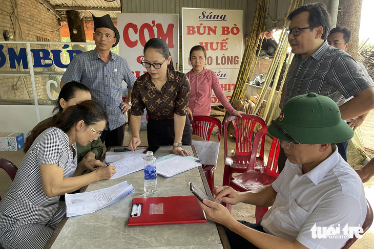 Bà Hoàng Thị Túy (trái) ký biên bản đồng ý để nhà thầu thi công cao tốc Cam Lộ - Vạn Ninh - Ảnh: HOÀNG TÁO