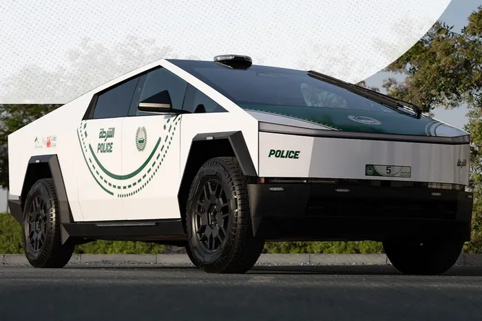  Mặc dù không phải mẫu xe điện đầu tiên gia nhập lực lượng cảnh sát Dubai, Tesla Cybertruck vẫn nhận được nhiều sự chú ý do đây là chiếc Cybertruck đầu tiên xuất hiện trong biên chế của một lực lượng hành pháp chính thức. 