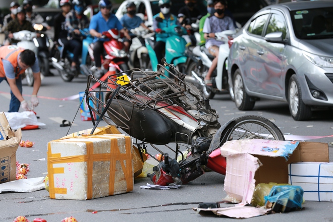 Hà Nội: Hiện trường vụ tai nạn liên hoàn khiến 1 người tử vong, 2 người bị thương nặng - Ảnh 4.