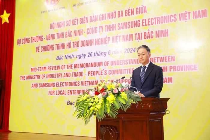 Ông Kim Tae Hoon, Phó tổng giám đốc phụ trách Trung tâm mua hàng của Samsung tại Việt Nam phát biểu tại sự kiện