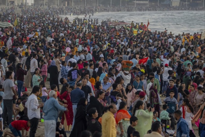 Đám đông tập trung trên bãi biển ở Mumbai, Ấn Độ ngày 31/12/2022. Ảnh: AP.