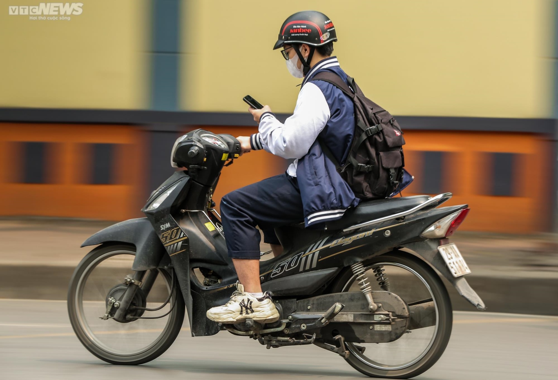 Hà Nội: Người dân vô tư sử dụng điện thoại khi đang lái xe - 8