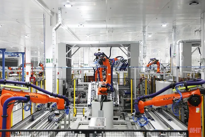 Các robot trong nhà máy có nhiệm vụ bốc xếp tháo dỡ hàng hóa, hỗ trợ công việc nặng giảm tải cho con người...