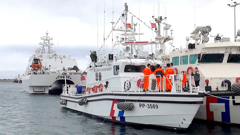 Tàu của Lực lượng bảo vệ bờ biển Đài Loan - Ảnh: CNA