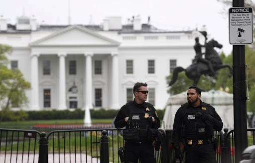 Mật vụ Mỹ làm nhiệm vụ bên ngoài Nhà Trắng, Washington D.C. Ảnh: Xinhua
