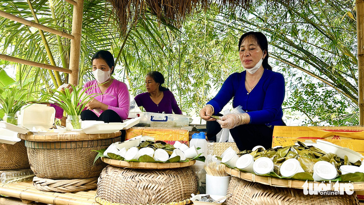 Các loại bánh từ bột ở phiên chợ quê Tân Thuận Đông, TP Cao Lãnh - Ảnh: ĐẶNG TUYẾT