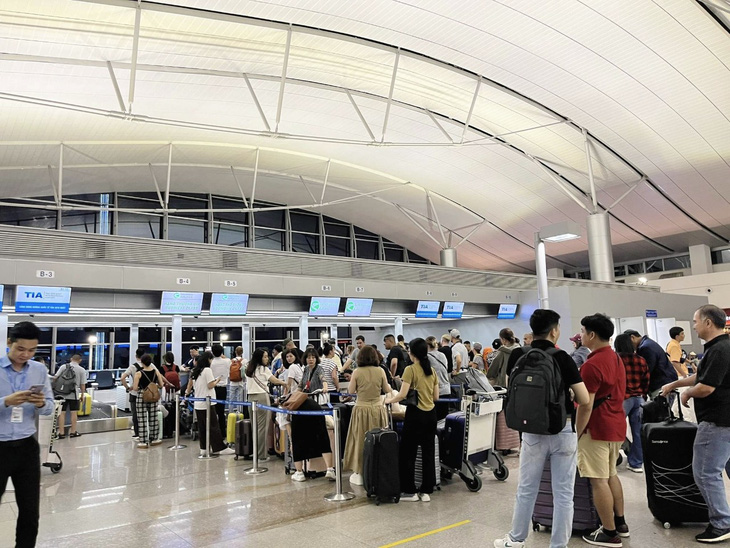 Hãng bay quốc tế vào Việt Nam tung nhiều dải vé bay sang châu Âu giá rẻ, thu hút đông đảo khách hàng trải nghiệm - Ảnh: TranViets