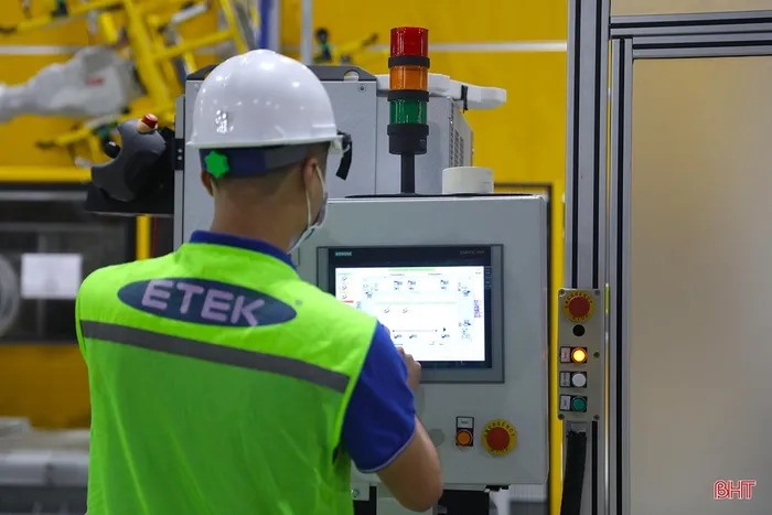 Anh Trịnh Xuân Tú - Xưởng trưởng Nhà máy Sản xuất Pin VinES cho biết: Với các tác vụ này của robot, dây chuyền sản xuất có thể giảm tải 80% nhân lực, tăng công suất tối đa lên 200% tùy vào từng ứng dụng và giúp đảm bảo sức khỏe cho con người....