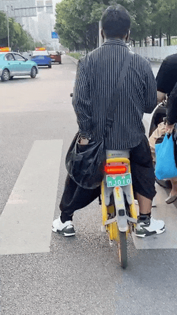 82c71735bb6f91816bf2fbce8f575e12.gif