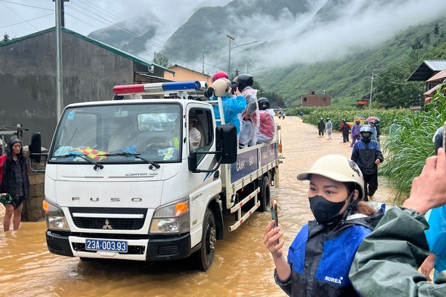 Giải cứu 400 du khách nước ngoài đi phượt mắc kẹt ở Đồng Văn do mưa lũ- Ảnh 2.