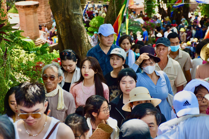 Du khách chen kín khi tham quan Tháp Bà Ponagar (Nha Trang, Khánh Hòa) dịp lễ 30-4, 1-5 - Ảnh: MINH CHIẾN