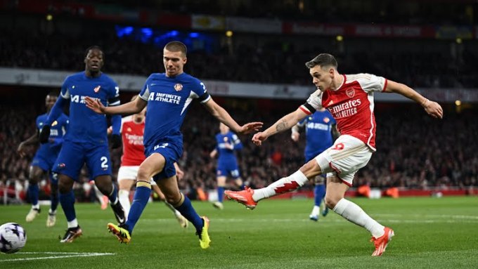 Troussard sút chân trái vào góc hẹp, mở tỷ số cho Arsenal trong trận đấu Chelsea trên sân Emirates ngày 23/4 ở Ngoại hạng Anh. Ảnh: Reuters.