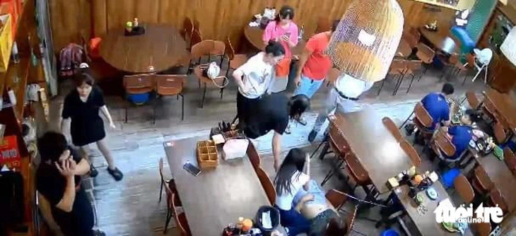 Khoảnh khắc nữ điều dưỡng Đặng Thị Hạ cấp cứu du khách Ấn Độ tại một nhà hàng ở Đà Nẵng - Ảnh cắt từ clip