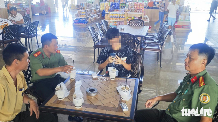 Cán bộ, chiến sĩ Công an tỉnh Kiên Giang ngồi nghỉ ngơi, ăn uống chờ Zheng Huanyi lên máy bay - Ảnh: TIẾN MINH