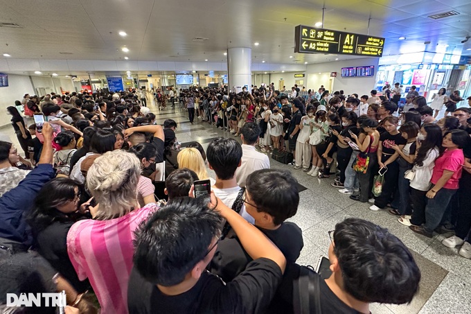 Người hâm mộ đứng kín sân bay Nội Bài, chờ nhóm Blackpink xuất hiện - 1