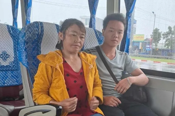 Pó và Mị lên xe khách từ Thái Nguyên về Hà Giang sáng 25/6. Ảnh: Phạm Chung