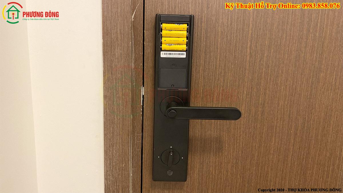 Thay pin cho khóa Smartlock