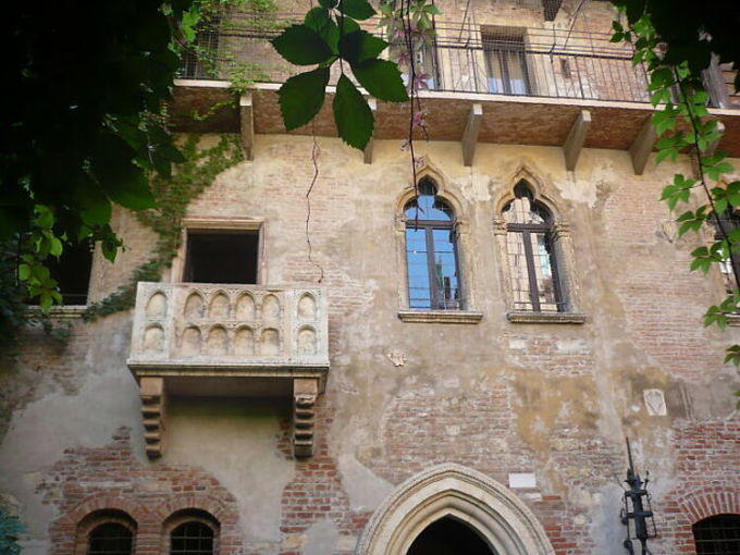 Ban công nơi Romeo và Juliet gặp gỡ tại Verona, Italy là cái tên tiếp theo đuọc nhắc đến. Những người từng ghé thăm cho biết nơi này thực sự đơn thuần chỉ là một điểm du lịch, không hơn không kém. Ảnh: Flickr