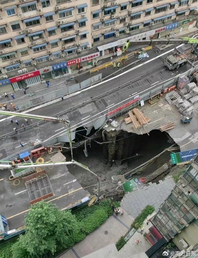 Trung Quốc: Sập công trình xây ga tàu điện ngầm làm xuất hiện hố tử thần ảnh 1