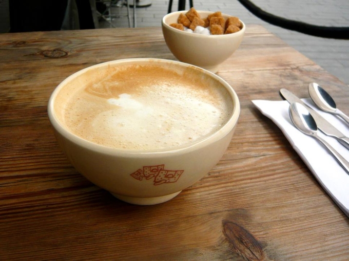 PhápNgười Pháp thường bắt đầu ngày mới với một ly café au lait, cà phê sữa nóng. Một ly cà phê này cung cấp cho họ năng lượng tương như một chiếc bánh mì baguette hay bánh sừng bò. Ảnh: Flickr