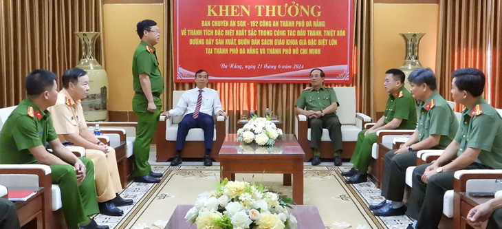 Trung tá Nguyễn Kim Trung - trưởng Phòng cảnh sát kinh tế, đại diện ban chuyên án - báo cáo kết quả phá án - Ảnh: Đ.CƯỜNG
