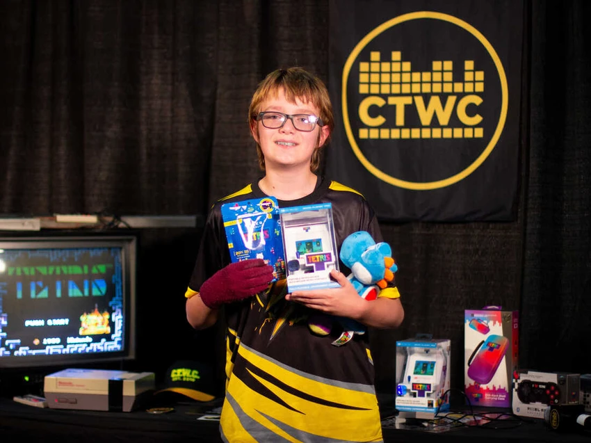 Đáng kinh ngạc, cậu bé 13 tuổi chiến thắng tuyệt đối trò Tetris