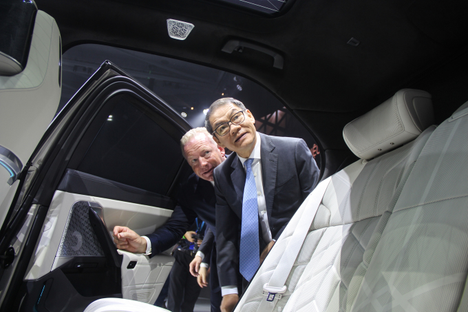 Ông Trần Bá Dương, chủ tịch Thaco (trước) và Jean-Philippe Parain, phó Chủ tịch cấp cao Tập đoàn BMW - Phụ trách Kinh doanh Khu vực Châu Á – Thái Bình Dương, Đông Âu, Trung Đông & Châu Phi, tại sự kiện ra mắt loạt xe BMW mới, tháng 4/2023. Ảnh: Thành Nhạn