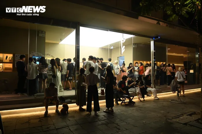 Ghi nhận của PV VTC News từ 4h ngày 16/6, rất đông các bạn trẻ dậy sớm, nối nhau xếp hàng trong quán cà phê trên phố Tông Đản (quận Hoàn Kiếm, Hà Nội) chờ tới lượt gọi đồ uống. 
