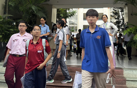 Học sinh ra khỏi phòng thi sau buổi thi môn toán tại hội đồng thi THPT Lương Thế Vinh, quận 1, TP.HCM - Ảnh: MỸ DUNG