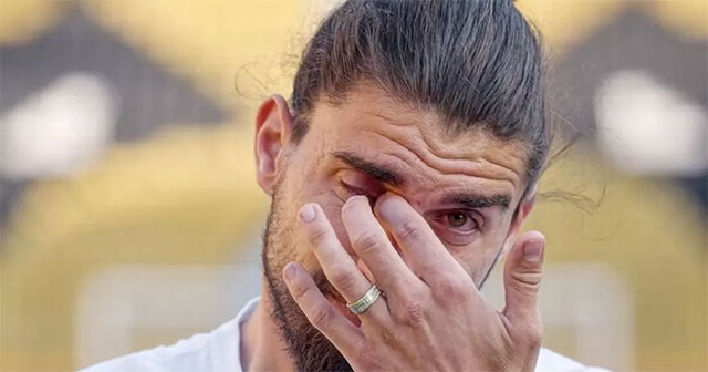 Neves bị tố giả tạo khi khóc chia tay Wolves
