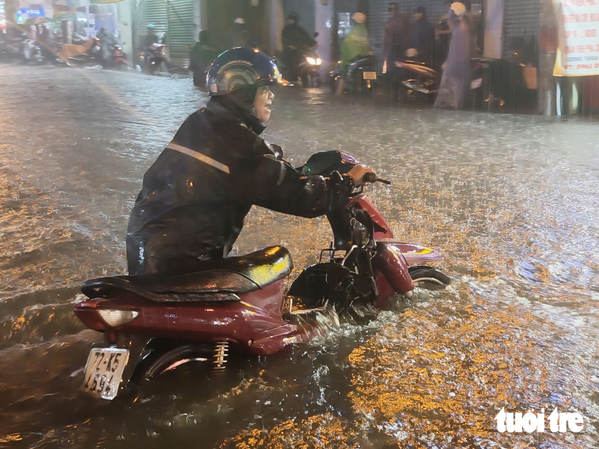 Mưa lớn chiều 10-9 khiến nhiều tuyến đường TP.HCM ngập nặng, người dân chật vật về nhà - Ảnh 3.