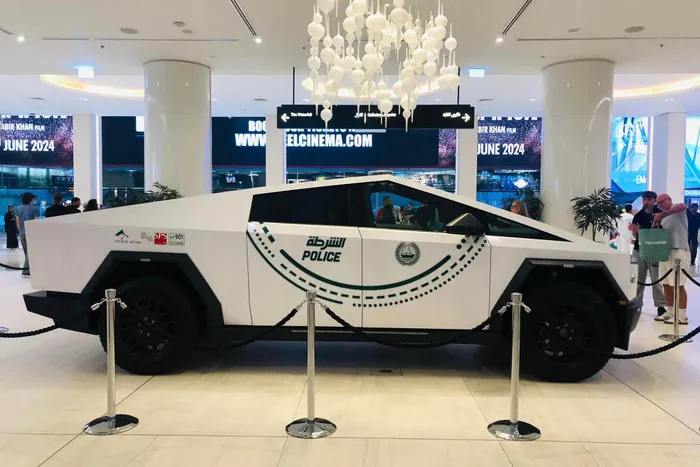  Chiếc xe của cảnh sát Dubai sở hữu bộ mâm tiêu chuẩn không có tấm che khí động học. Theo một số thông tin từ người dùng, chi tiết này có thể làm mòn lốp một cách bất thường và hiện được Tesla nghiên cứu và thiết kế lại. 