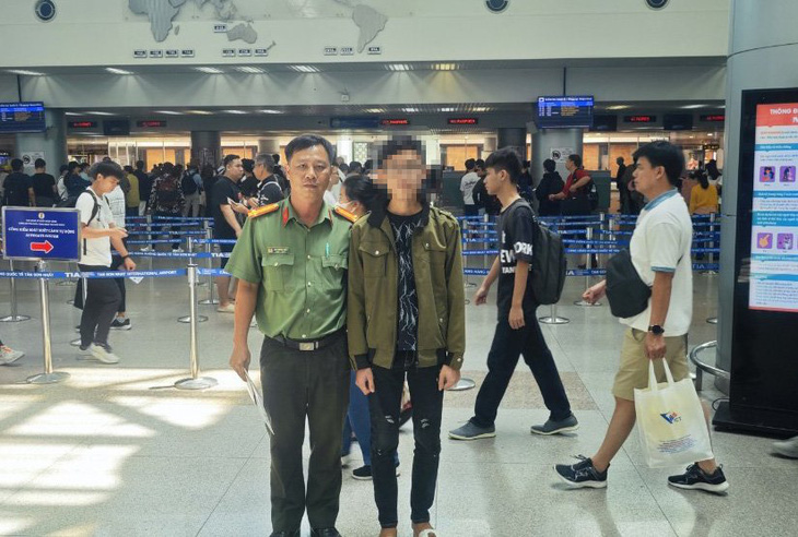 Công an tỉnh Kiên Giang hỗ trợ đưa Zheng Huanyi đến sân bay Tân Sơn Nhất ở TP.HCM để về nước - Ảnh: TIẾN MINH