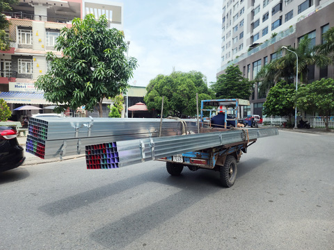 Xe ba gác chở sắt thép dài ngoằng chạy trên đường Gò Dưa, phường Tam Bình, TP Thủ Đức - Ảnh: MINH HÒA