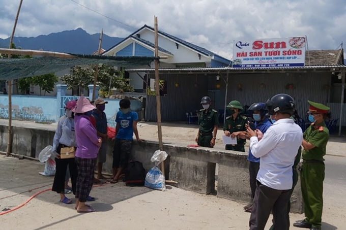 Lực lượng biên phòng tạm giữ người dân từ Đà Nẵng ra Huế. Ảnh: BĐBP