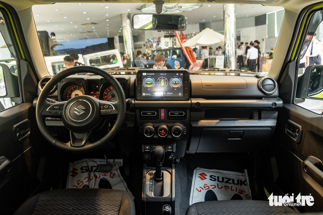 Trong cabin, Suzuki Jimny có trang bị đủ dùng với nhu cầu hiện nay. Dẫu vậy, vẫn còn nhiều tính năng phải chỉnh cơ.