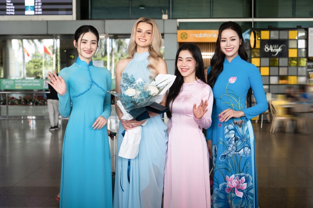 Nhan sắc tựa công chúa Disney của đương kim Miss World 2024 khi tới Việt Nam ảnh 2