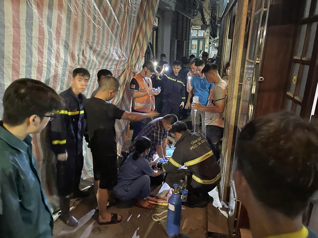 Hai nạn nhân vụ sập tường nhà trên phố Đội Cấn- Ảnh 1.
