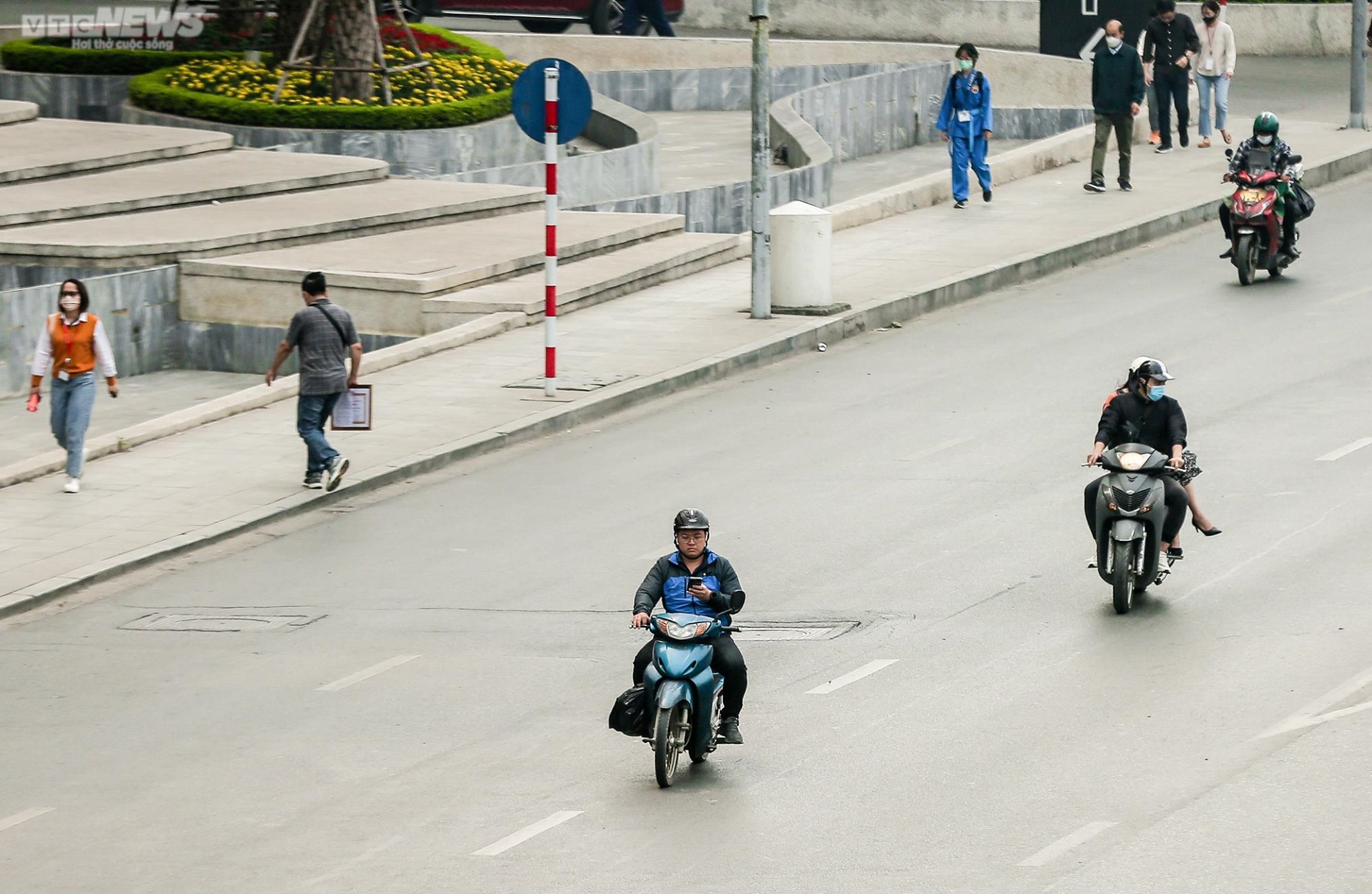 Hà Nội: Người dân vô tư sử dụng điện thoại khi đang lái xe - 1