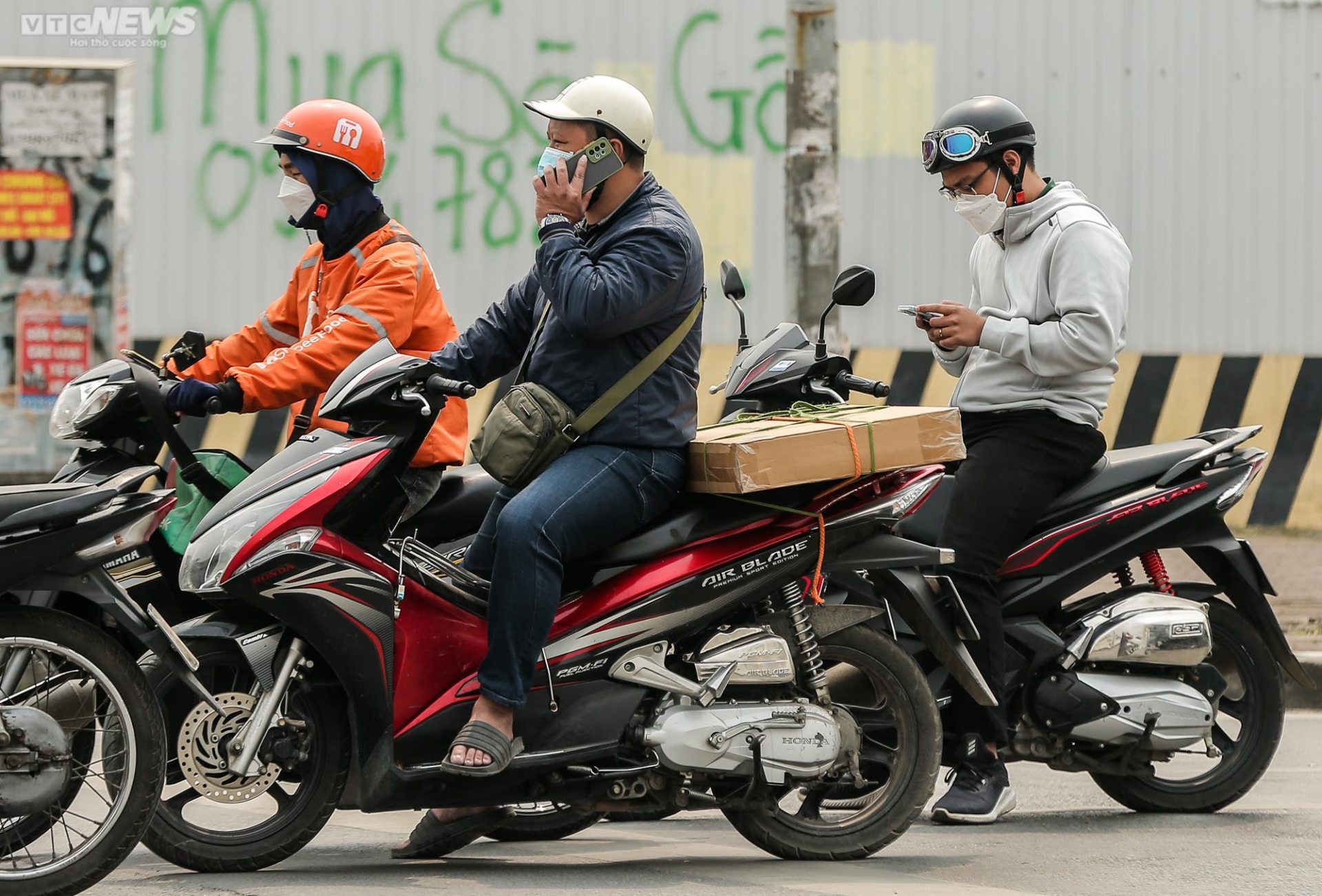 Hà Nội: Người dân vô tư sử dụng điện thoại khi đang lái xe - 11