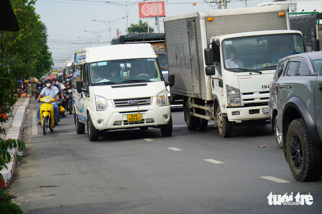 Nhiều xe hơi lấn làn trên quốc lộ 60, Tiền Giang bị phạt ngay - Ảnh 6.