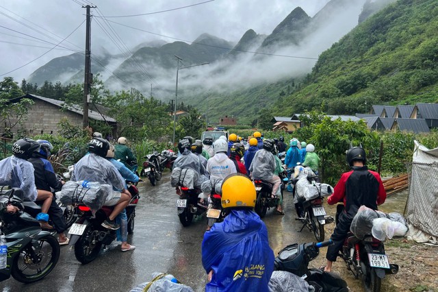 Giải cứu 400 du khách nước ngoài đi phượt mắc kẹt ở Đồng Văn do mưa lũ- Ảnh 1.