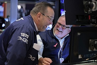 Chứng khoán Mỹ lập đỉnh, S&P 500 lần đầu tiên đạt mốc 5.300 điểm