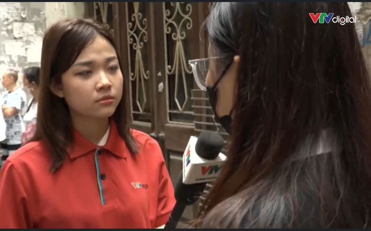 Nữ sinh viên kể lại việc may mắn thoát nạn với phóng viên VTV Digital - Ảnh: VTV