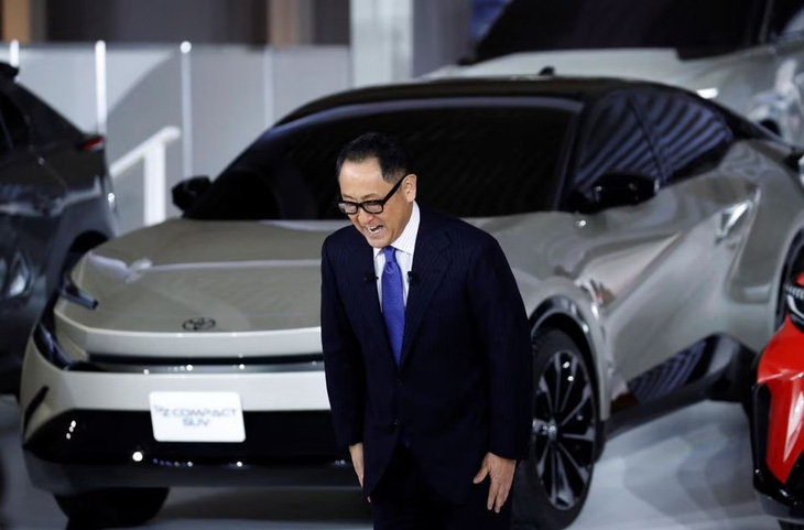 CEO Toyota từ chức: ‘Tôi cần lùi cho người trẻ làm xe điện’ - Ảnh 1.