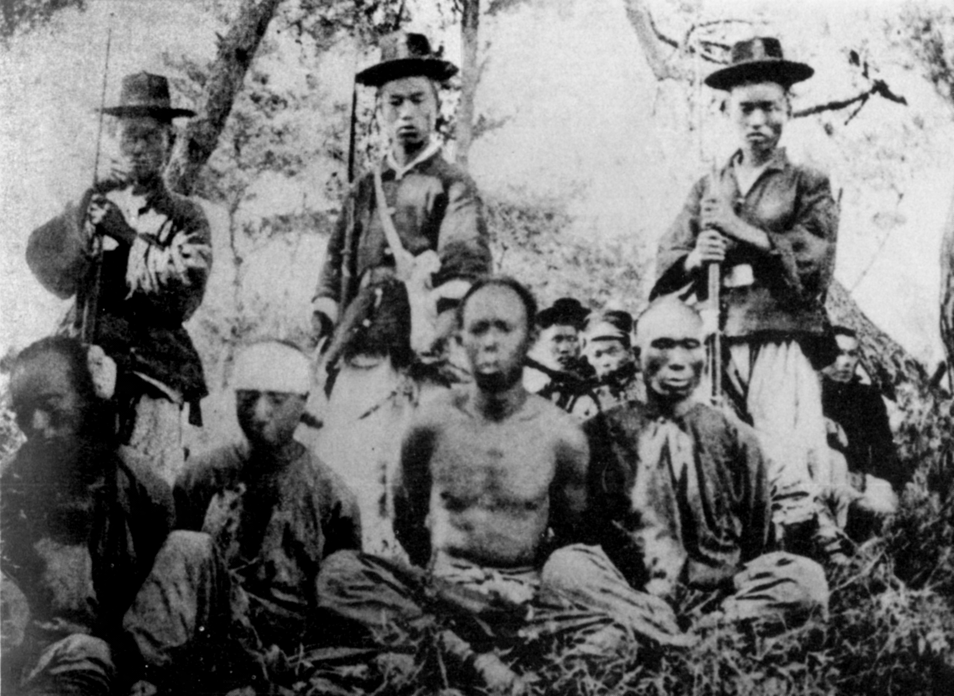 Korean_soldiers_and_Chinese_captives_in_First_Sino-Japanese_War.png